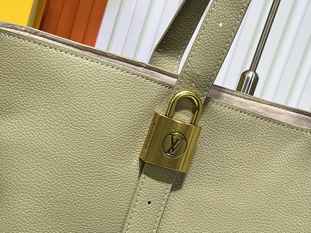 Louis Vuitton AAA Quality Shoulder Bags For Women Efficient 925
