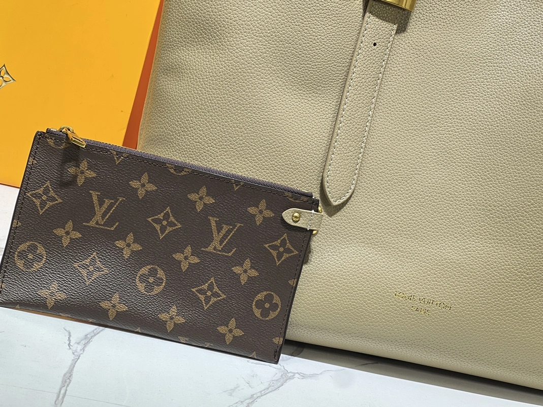 Louis Vuitton AAA Quality Shoulder Bags For Women Efficient 925