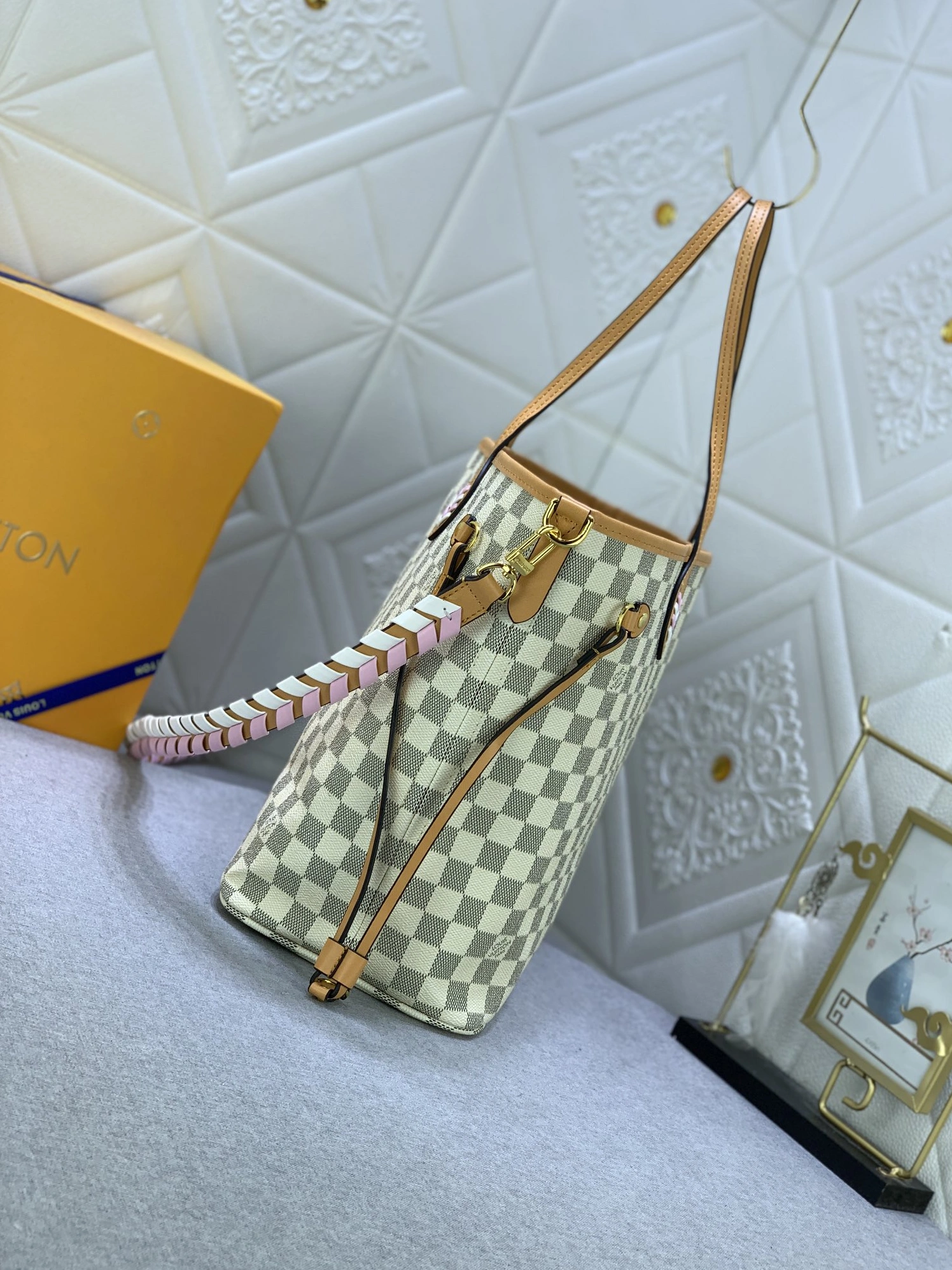 Louis Vuitton AAA Quality Shoulder Bags For Women EyeCatching 5833