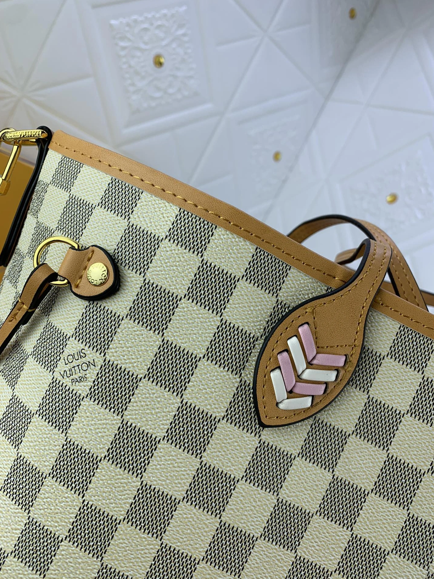 Louis Vuitton AAA Quality Shoulder Bags For Women EyeCatching 5833
