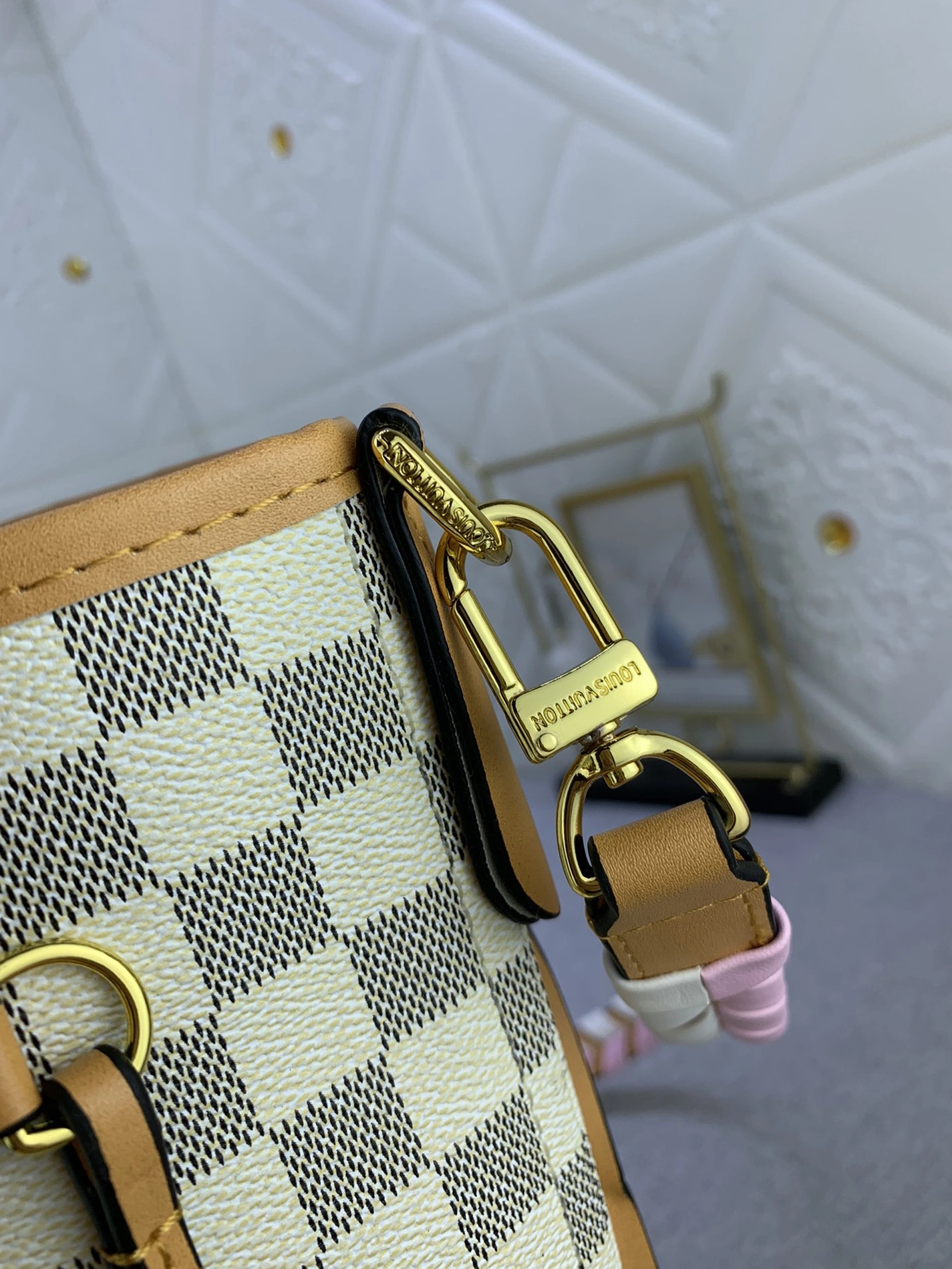 Louis Vuitton AAA Quality Shoulder Bags For Women EyeCatching 5833