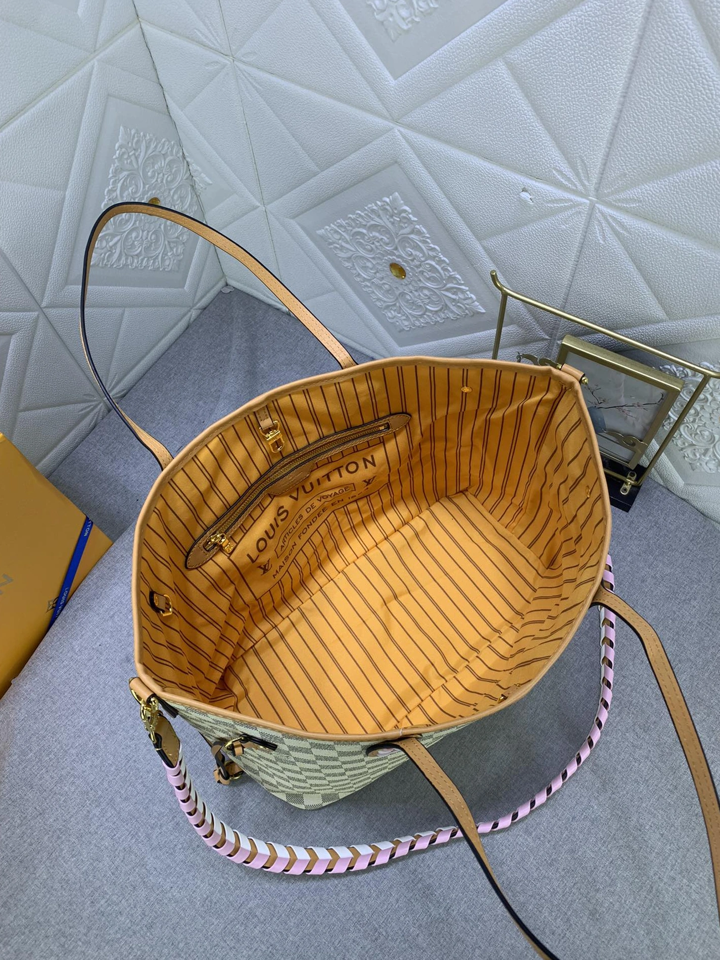 Louis Vuitton AAA Quality Shoulder Bags For Women EyeCatching 5833