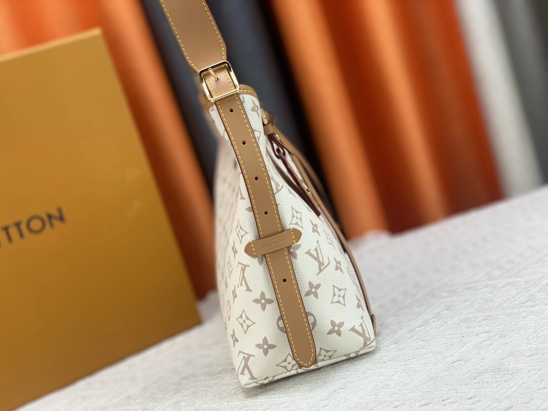 Louis Vuitton AAA Quality Shoulder Bags For Women Fashionable 1773