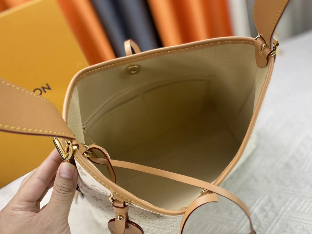 Louis Vuitton AAA Quality Shoulder Bags For Women Fashionable 1773