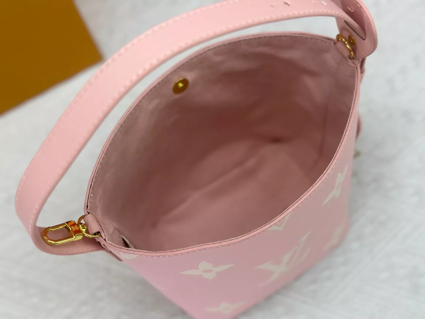 Louis Vuitton AAA Quality Shoulder Bags For Women Fashionable 7369
