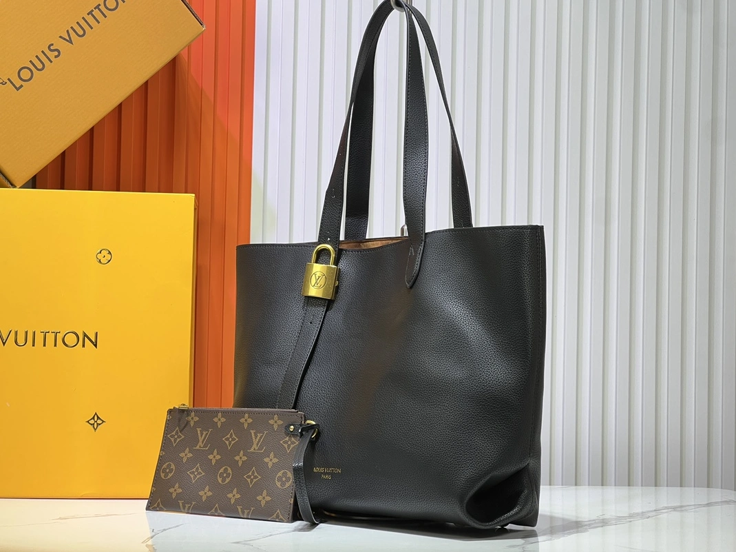Louis Vuitton AAA Quality Shoulder Bags For Women Fashionable 9285