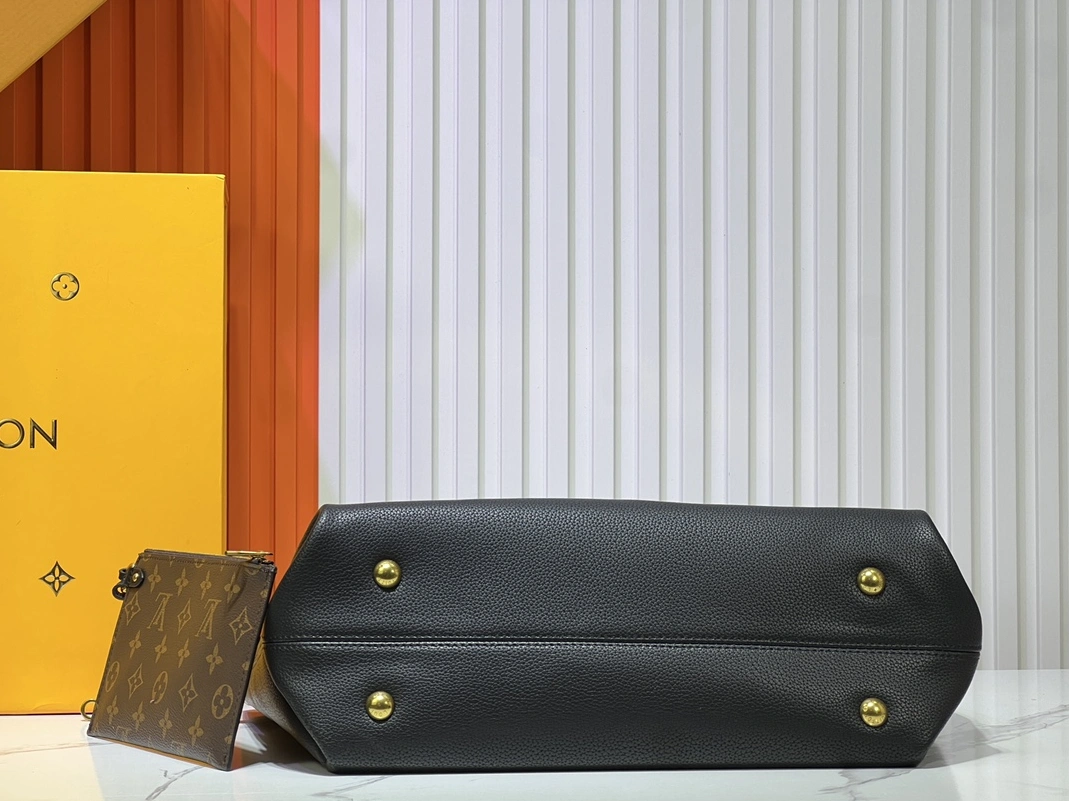 Louis Vuitton AAA Quality Shoulder Bags For Women Fashionable 9285