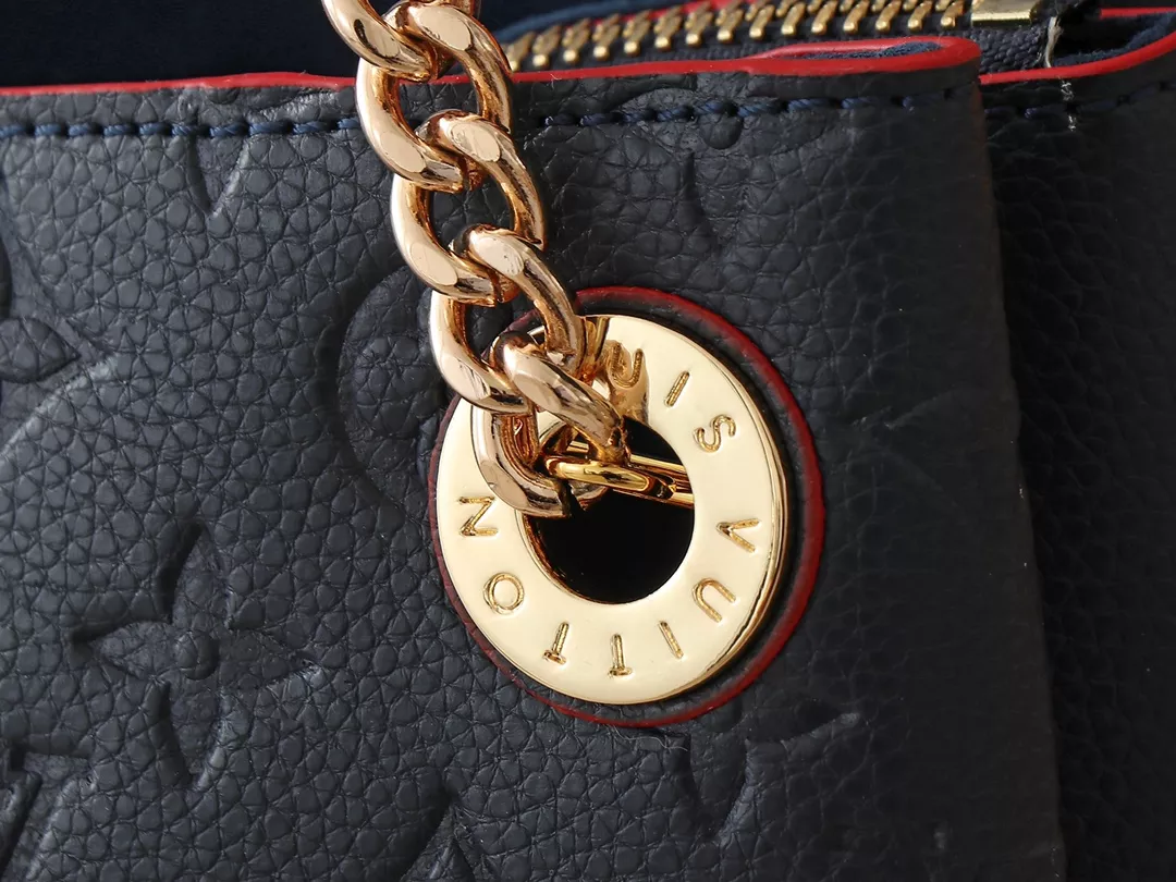 Louis Vuitton AAA Quality Shoulder Bags For Women Flexible 4708