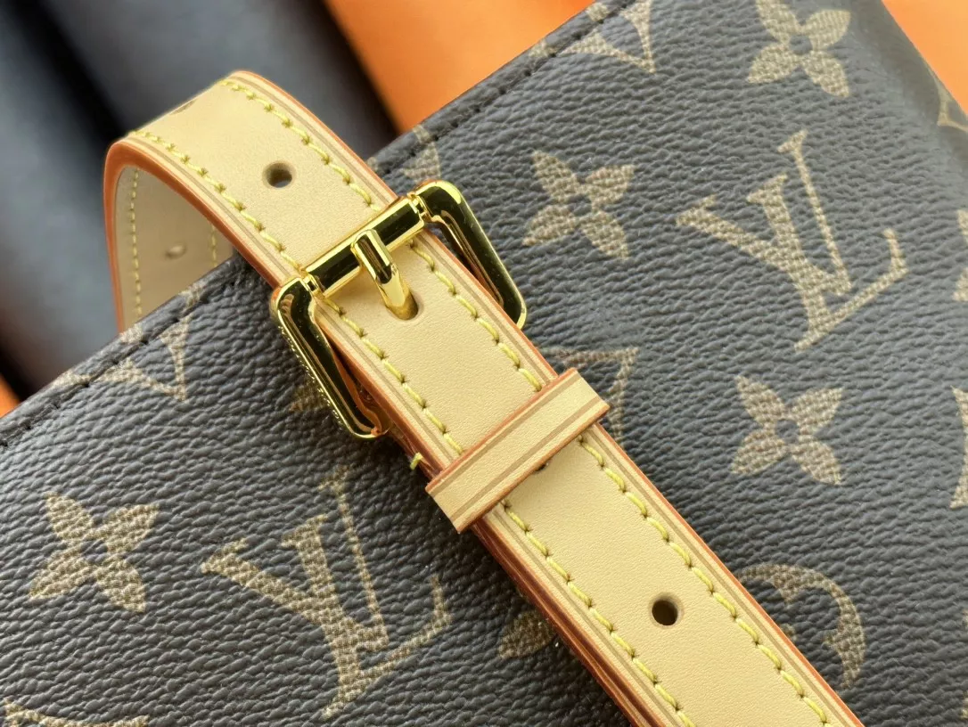 Louis Vuitton AAA Quality Shoulder Bags For Women Flexible 6712