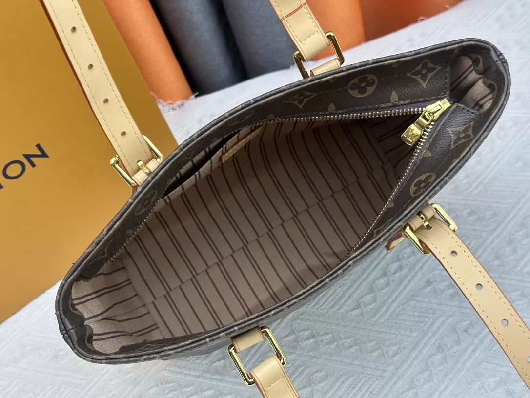 Louis Vuitton AAA Quality Shoulder Bags For Women Flexible 6712