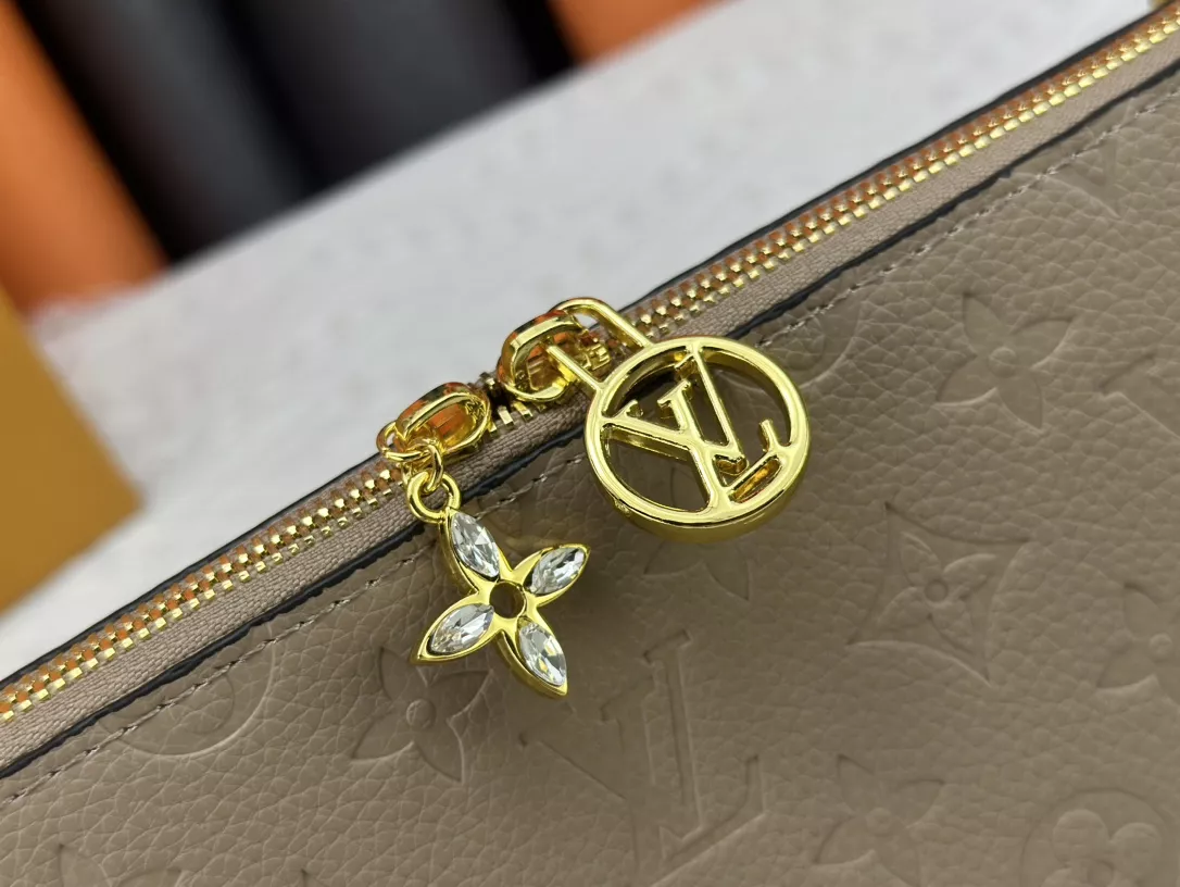 Louis Vuitton AAA Quality Shoulder Bags For Women GoAnywhere 9311