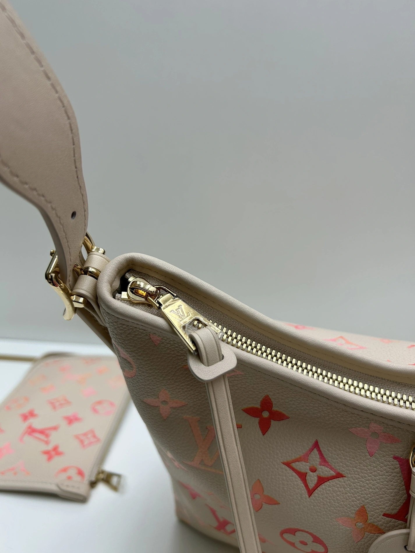 Louis Vuitton AAA Quality Shoulder Bags For Women HighQuality 8556