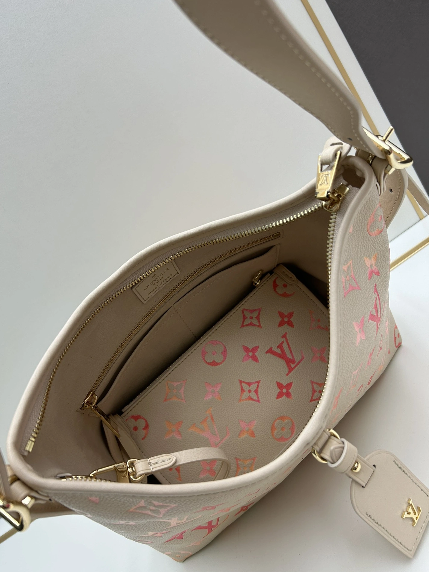 Louis Vuitton AAA Quality Shoulder Bags For Women HighQuality 8556
