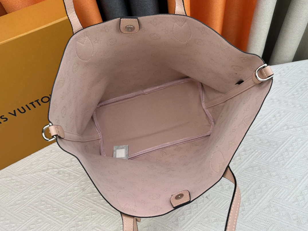 Louis Vuitton AAA Quality Shoulder Bags For Women Minimalist 2805