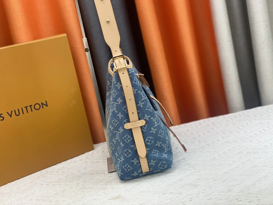 Louis Vuitton AAA Quality Shoulder Bags For Women Minimalist 8652
