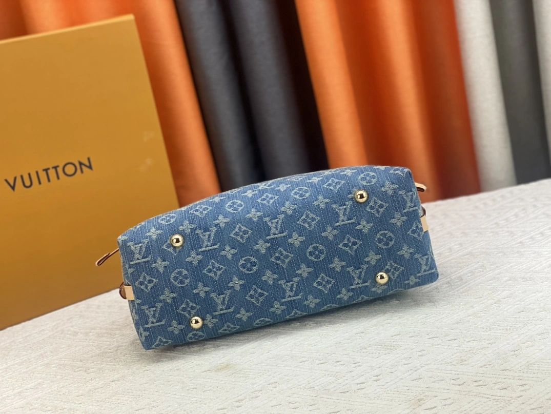 Louis Vuitton AAA Quality Shoulder Bags For Women Minimalist 8652