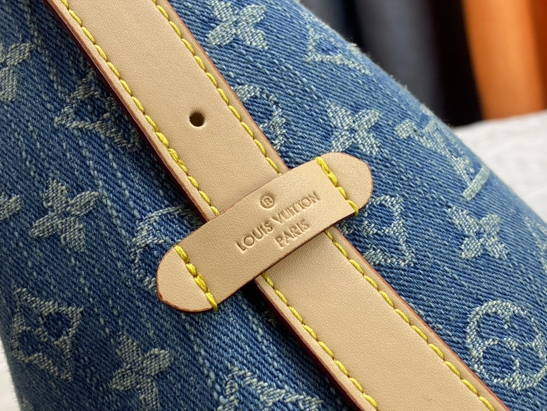 Louis Vuitton AAA Quality Shoulder Bags For Women Minimalist 8652