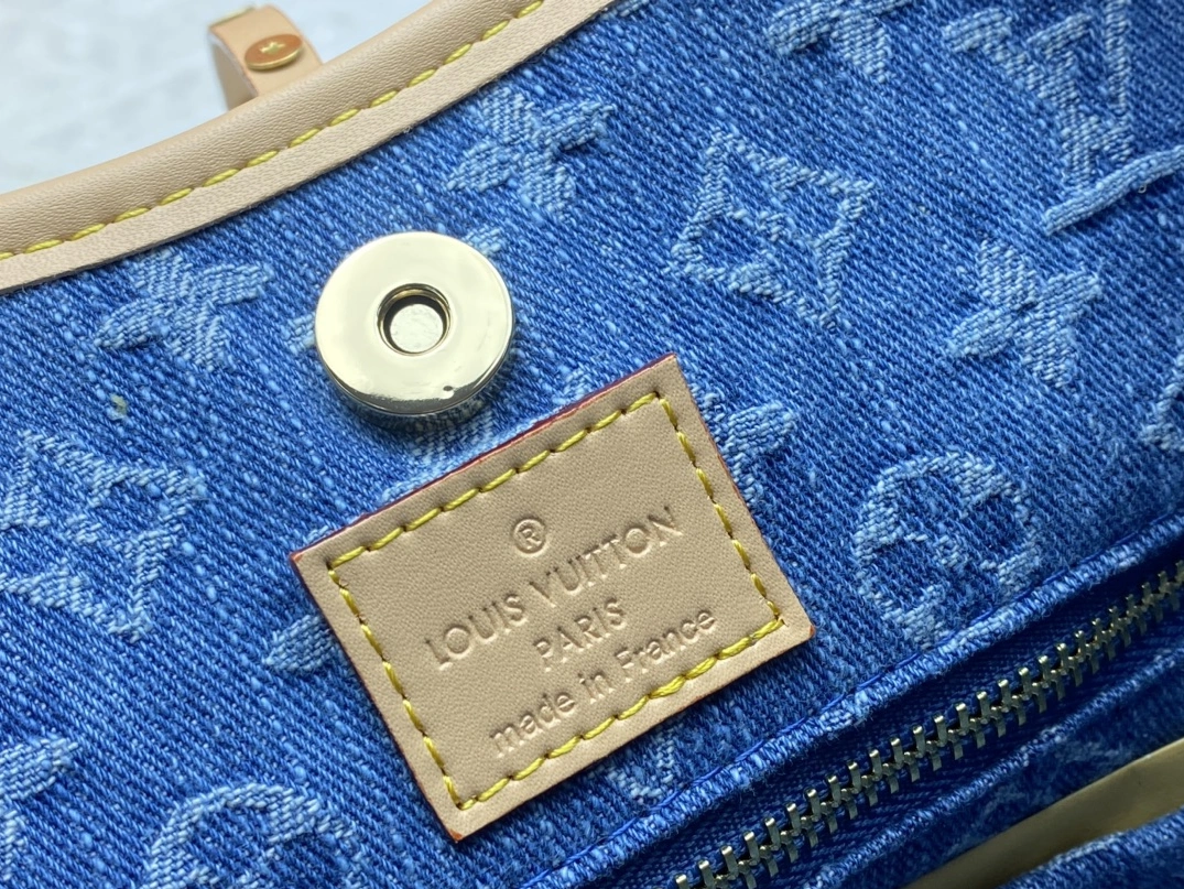 Louis Vuitton AAA Quality Shoulder Bags For Women Minimalist 8652