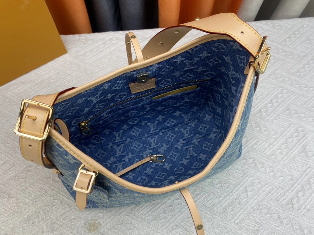 Louis Vuitton AAA Quality Shoulder Bags For Women Minimalist 8652