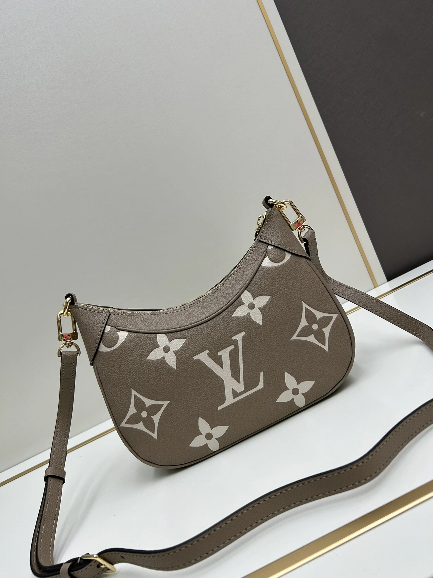 Louis Vuitton AAA Quality Shoulder Bags For Women Practical 4640