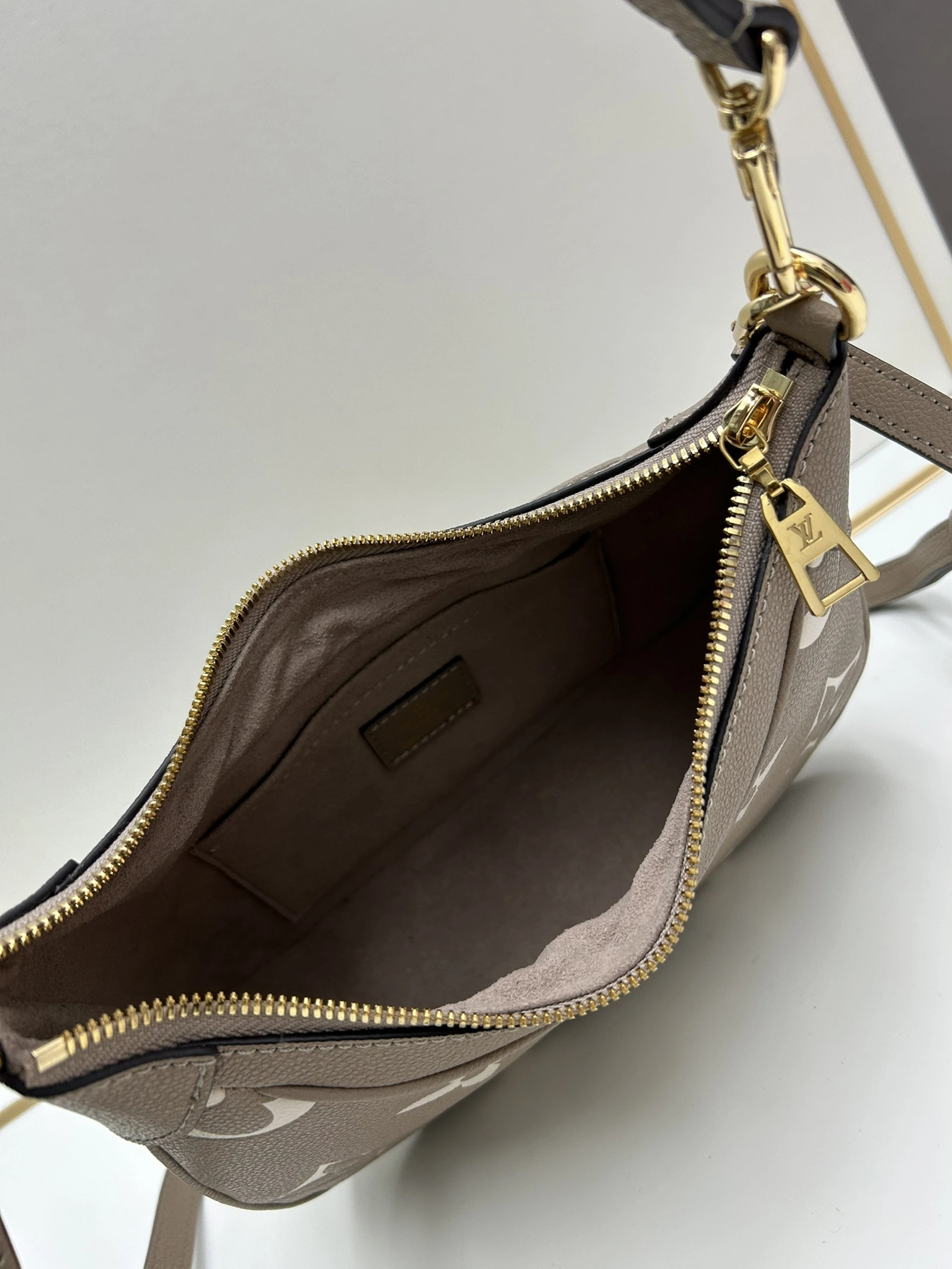 Louis Vuitton AAA Quality Shoulder Bags For Women Practical 4640