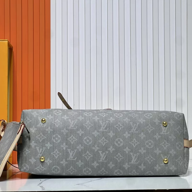 Louis Vuitton AAA Quality Shoulder Bags For Women Reliable 8386