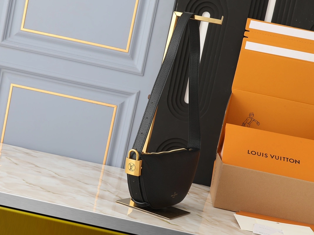 Louis Vuitton AAA Quality Shoulder Bags For Women Resilient 1970