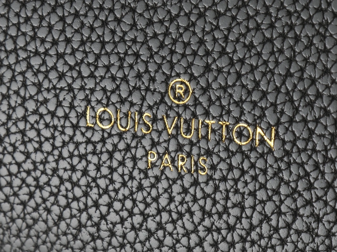 Louis Vuitton AAA Quality Shoulder Bags For Women Resilient 1970