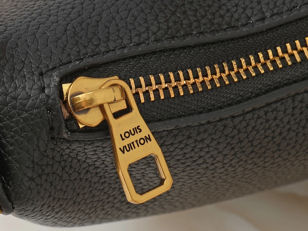 Louis Vuitton AAA Quality Shoulder Bags For Women Resilient 1970