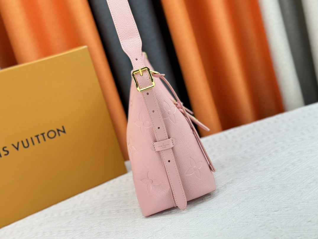 Louis Vuitton AAA Quality Shoulder Bags For Women Sleek 1724