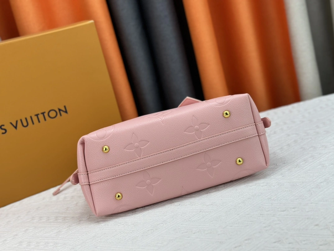 Louis Vuitton AAA Quality Shoulder Bags For Women Sleek 1724