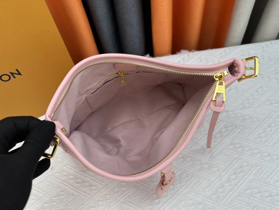 Louis Vuitton AAA Quality Shoulder Bags For Women Sleek 1724