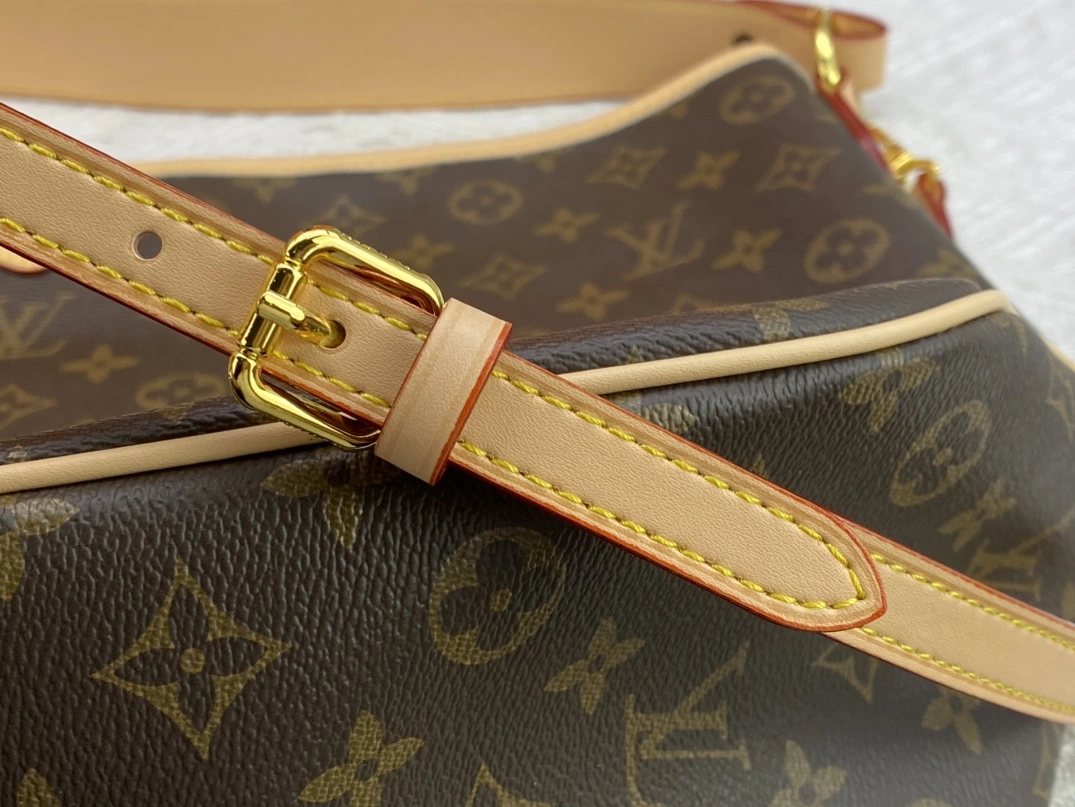 Louis Vuitton AAA Quality Shoulder Bags For Women Sleek 6529
