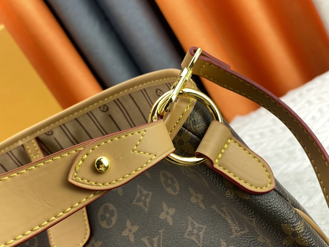 Louis Vuitton AAA Quality Shoulder Bags For Women Sleek 6529