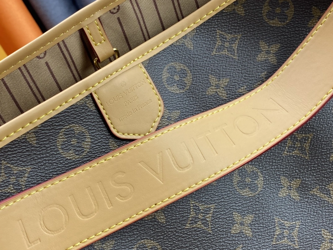 Louis Vuitton AAA Quality Shoulder Bags For Women Sleek 6529