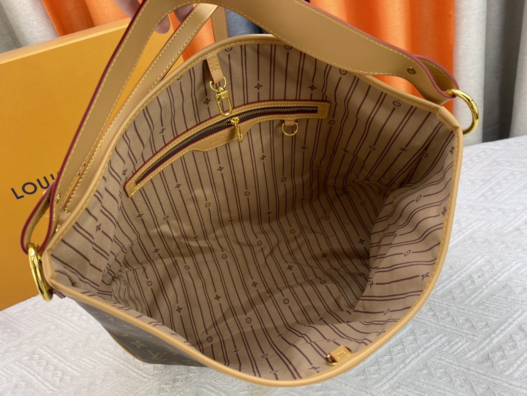 Louis Vuitton AAA Quality Shoulder Bags For Women Sleek 6529