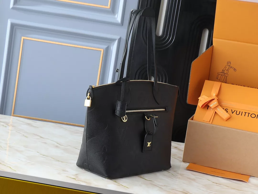 Louis Vuitton AAA Quality Shoulder Bags For Women Sleek 7518