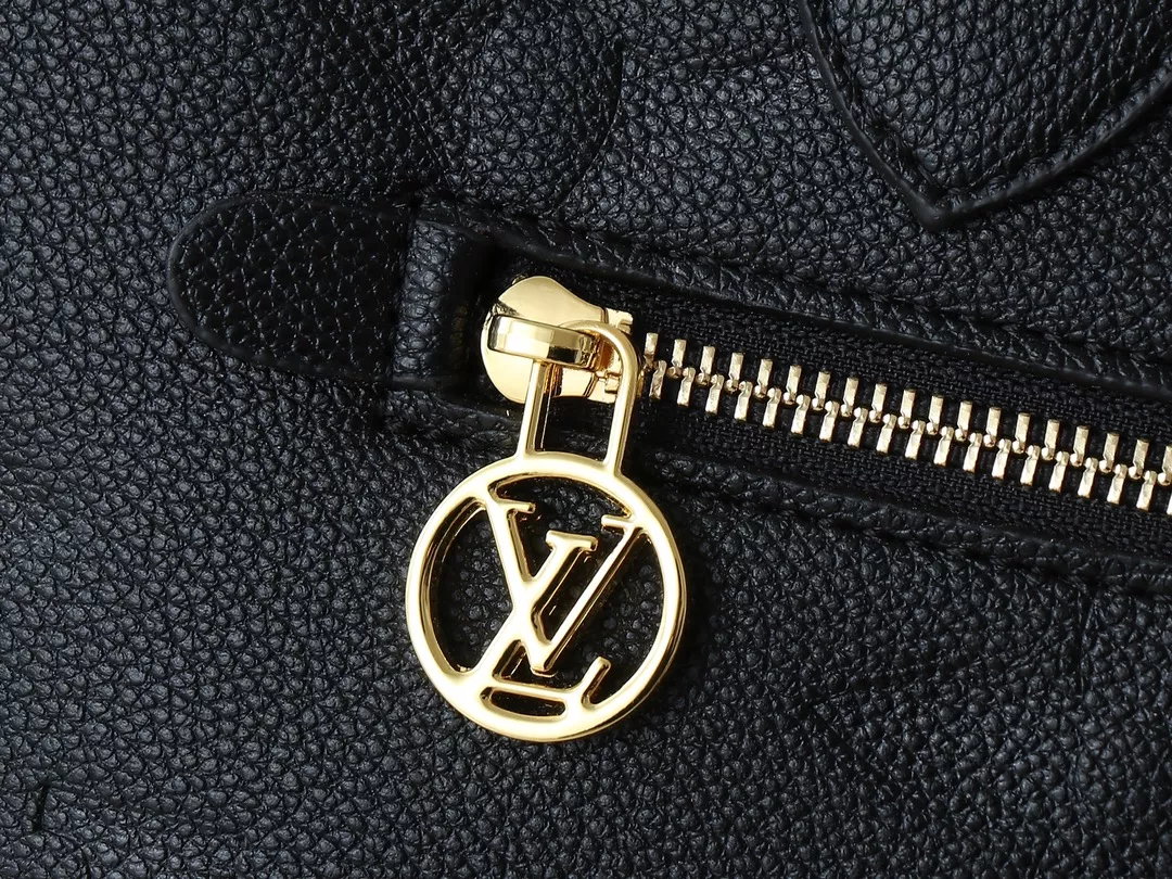 Louis Vuitton AAA Quality Shoulder Bags For Women Sleek 7518