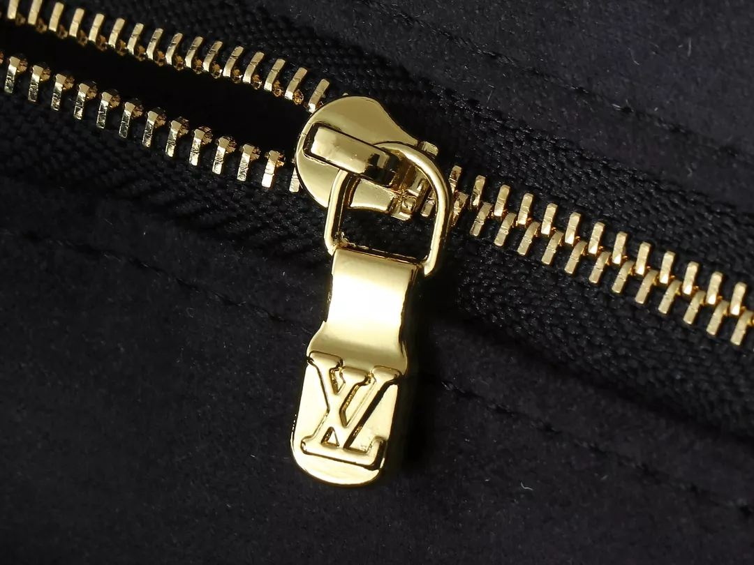Louis Vuitton AAA Quality Shoulder Bags For Women Sleek 7518