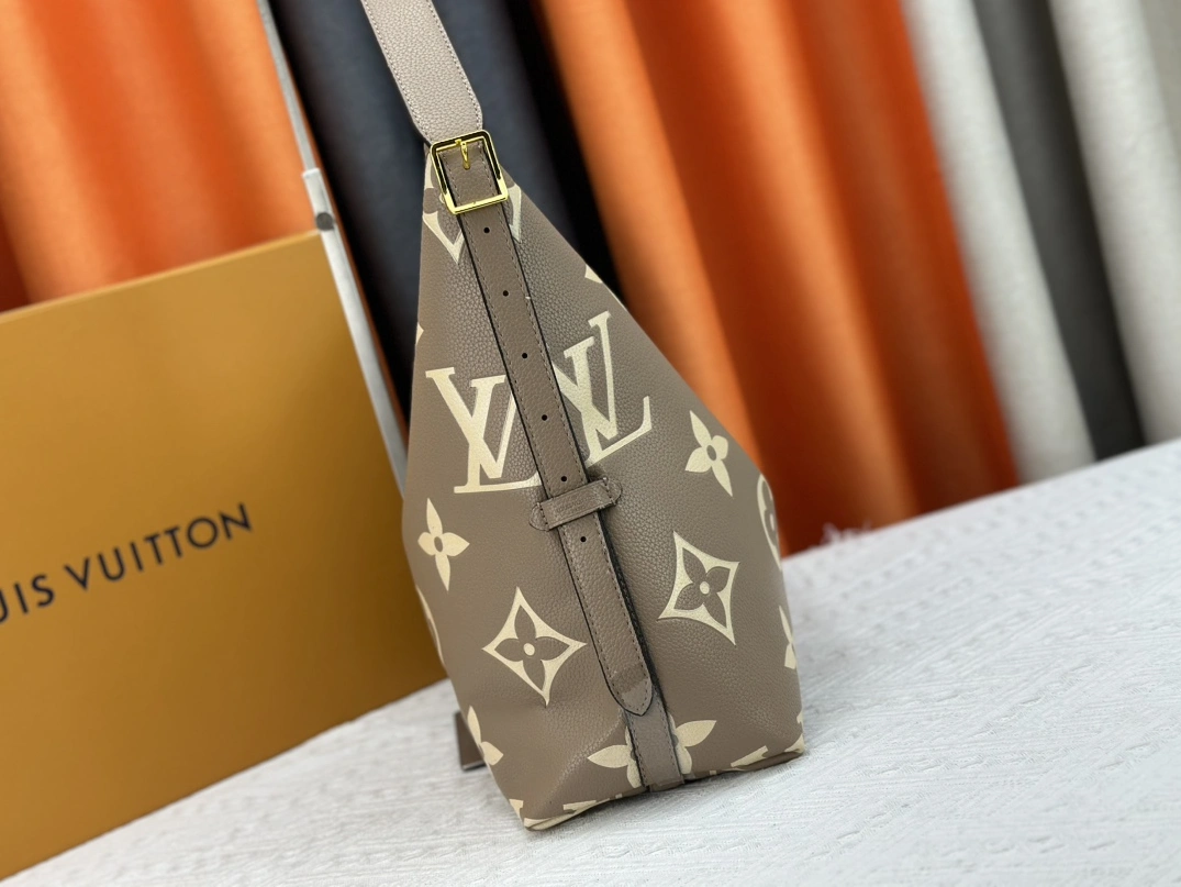 Louis Vuitton AAA Quality Shoulder Bags For Women SmartChoice 9379