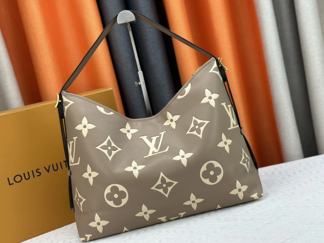 Louis Vuitton AAA Quality Shoulder Bags For Women SmartChoice 9379
