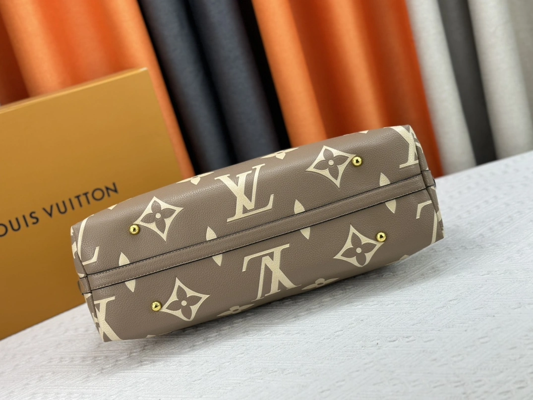 Louis Vuitton AAA Quality Shoulder Bags For Women SmartChoice 9379