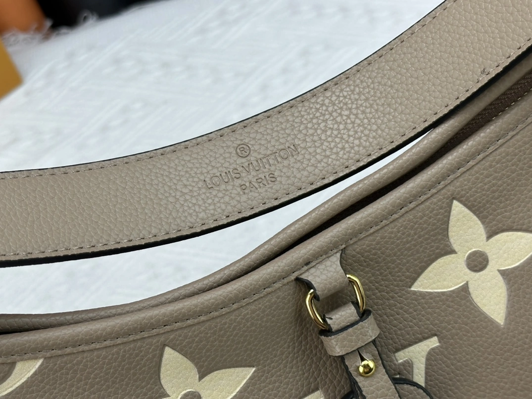Louis Vuitton AAA Quality Shoulder Bags For Women SmartChoice 9379