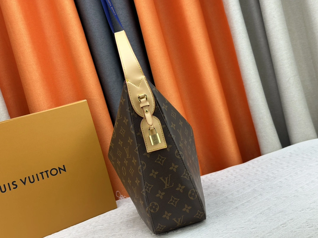 Louis Vuitton AAA Quality Shoulder Bags For Women SportInspired 2363