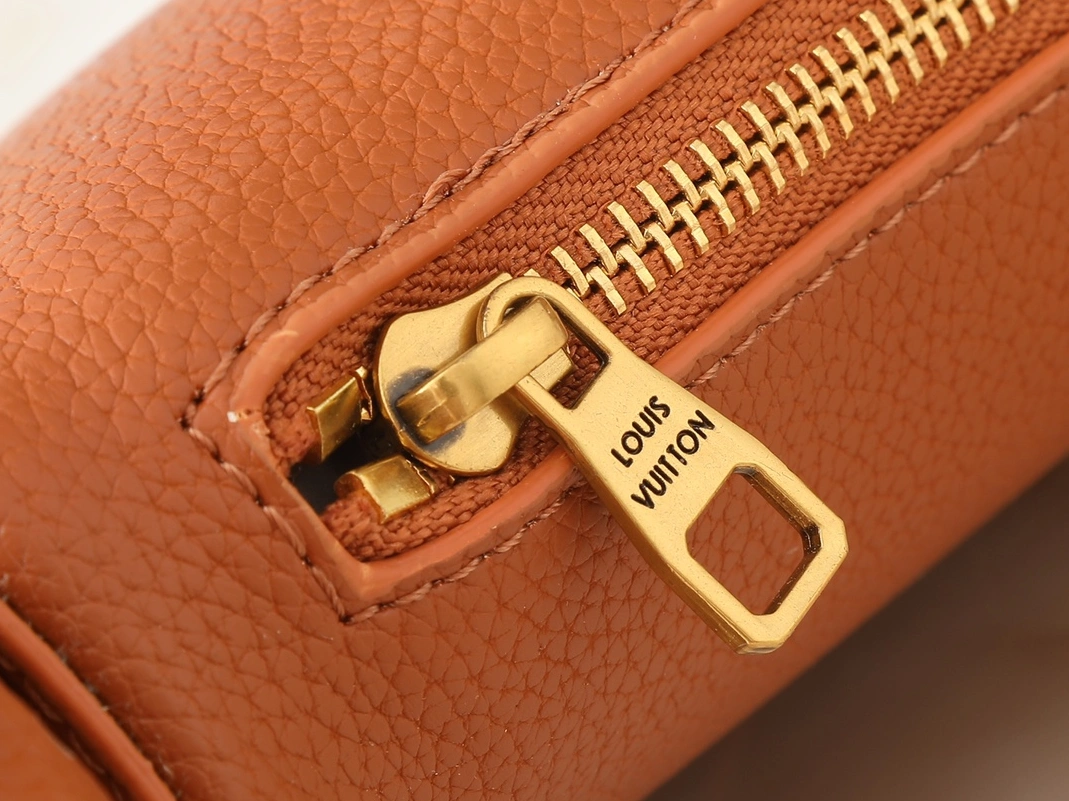 Louis Vuitton AAA Quality Shoulder Bags For Women Trendsetting 4070
