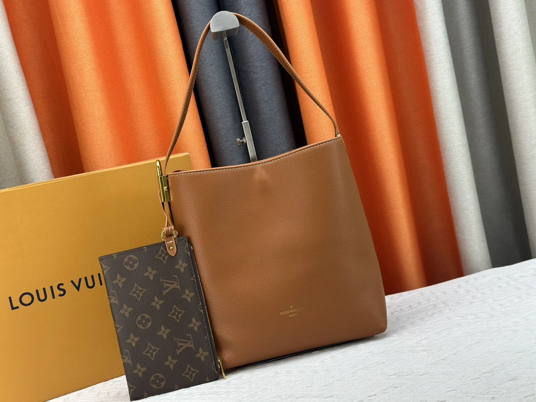 Louis Vuitton AAA Quality Shoulder Bags For Women Trendsetting 5918