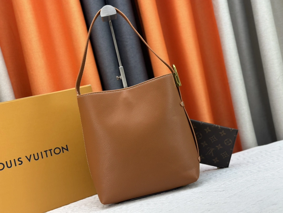 Louis Vuitton AAA Quality Shoulder Bags For Women Trendsetting 5918