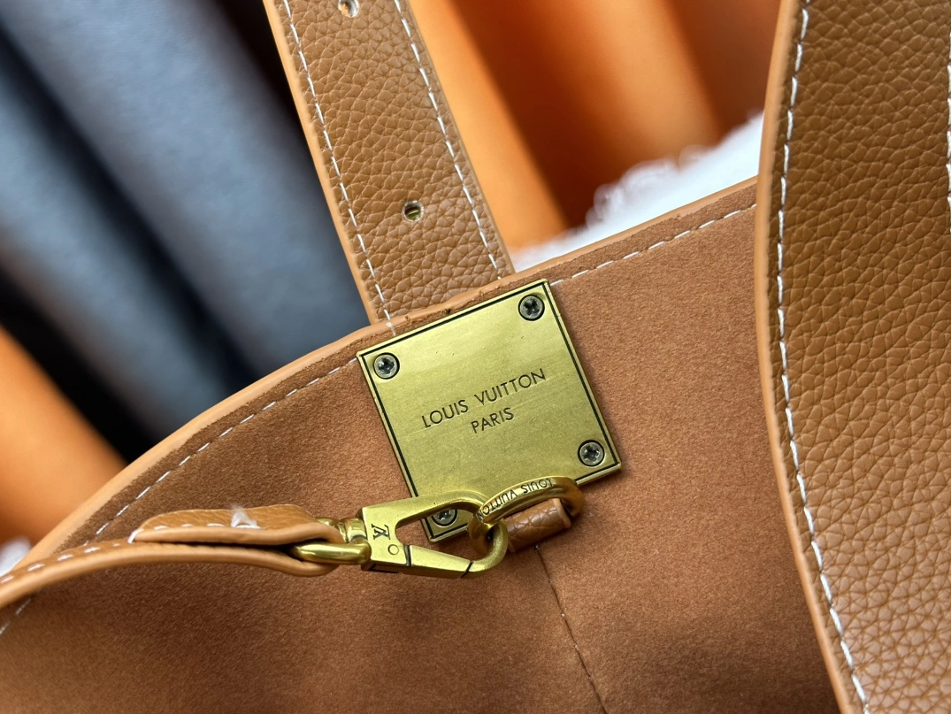 Louis Vuitton AAA Quality Shoulder Bags For Women Trendsetting 5918