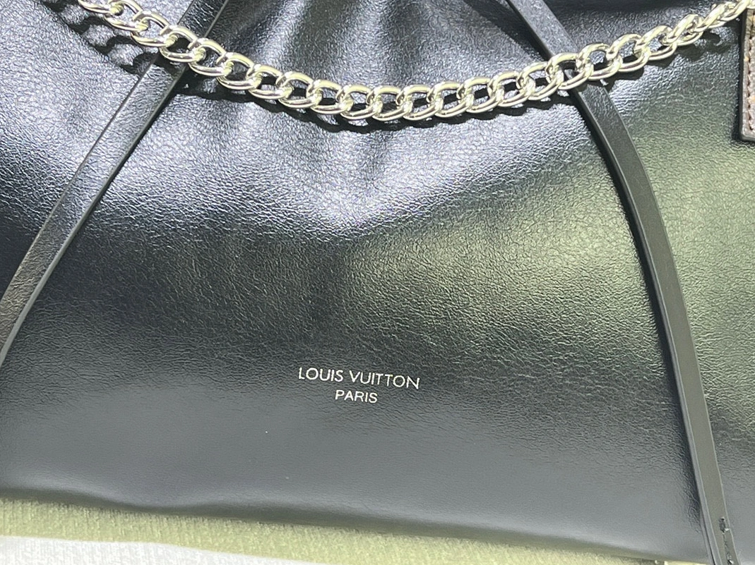 Louis Vuitton AAA Quality Shoulder Bags For Women Trendsetting 972