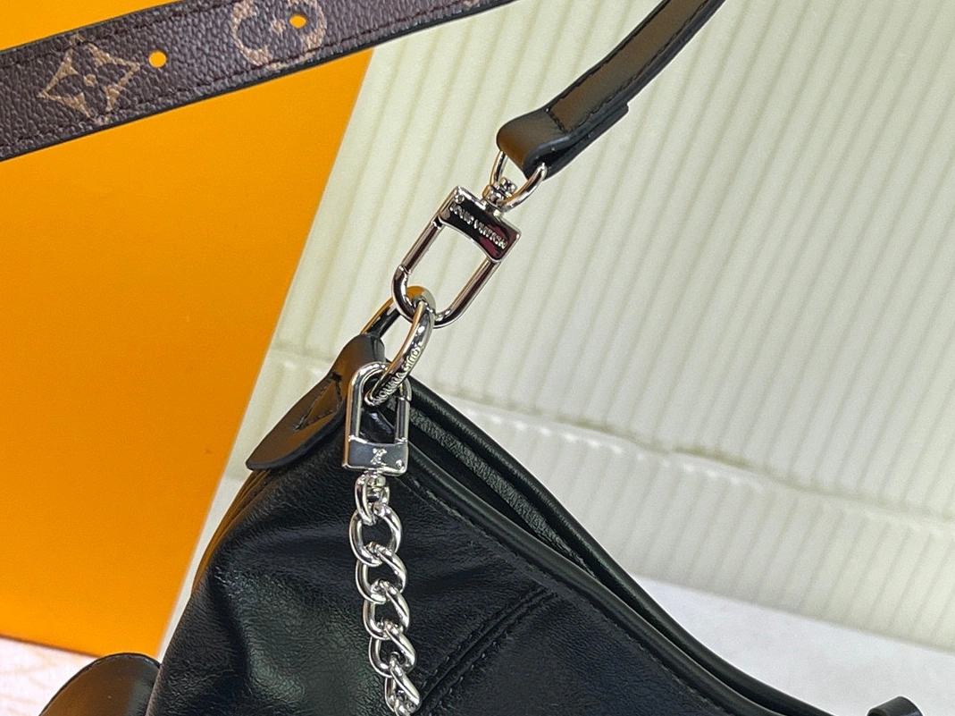 Louis Vuitton AAA Quality Shoulder Bags For Women Trendsetting 972